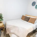 Walkable Apt Next To Restaurants, Bars, And Shops!