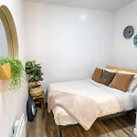 Walkable Apt Next To Restaurants, Bars, And Shops!