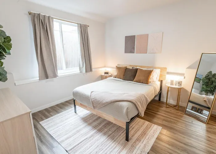 Walkable Apt Next To Restaurants, Bars, And Shops!
