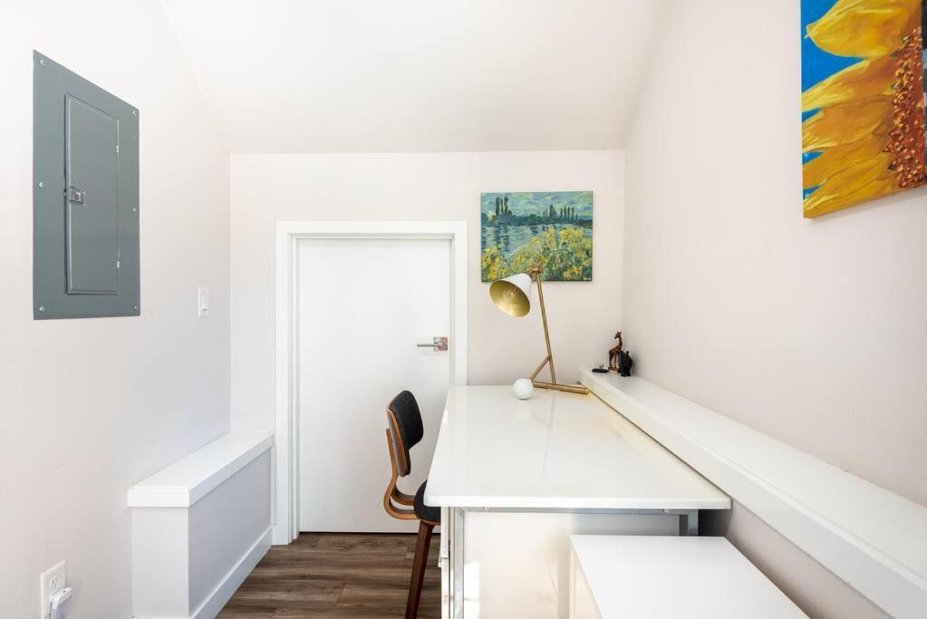 Walkable Next To Restaurants, Bars, And Shops!