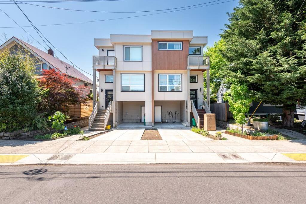 Walkable Next To Restaurants, Bars, And Shops!