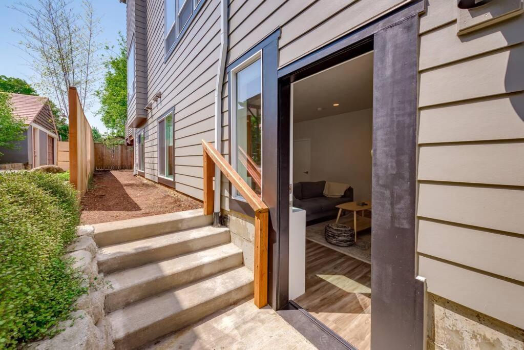 Walkable Next To Restaurants, Bars, And Shops! *