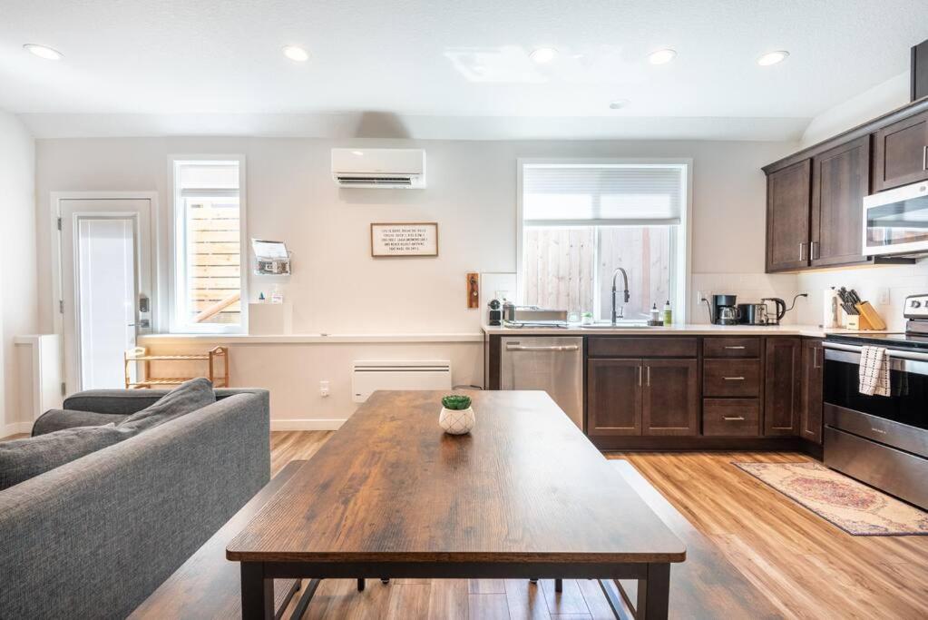 Walkable Next To Restaurants, Bars, And Shops! *