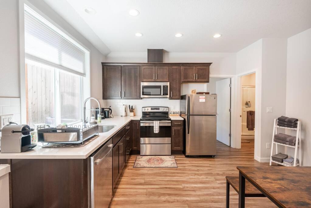 Walkable Next To Restaurants, Bars, And Shops! Holiday home