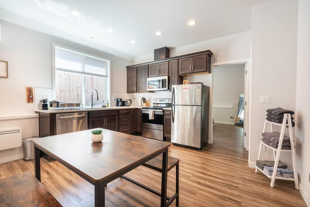 Walkable Next To Restaurants, Bars, And Shops! *