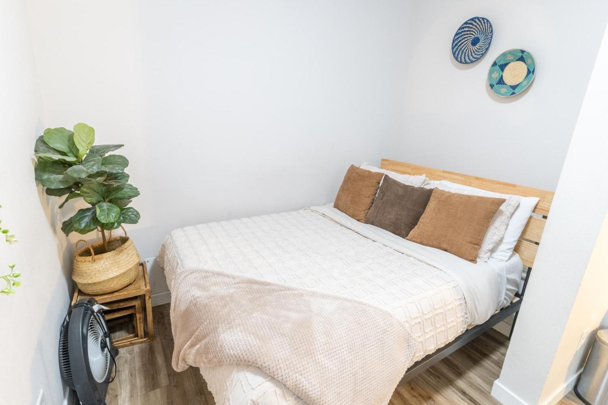 Walkable Next To Restaurants, Bars, And Shops! *