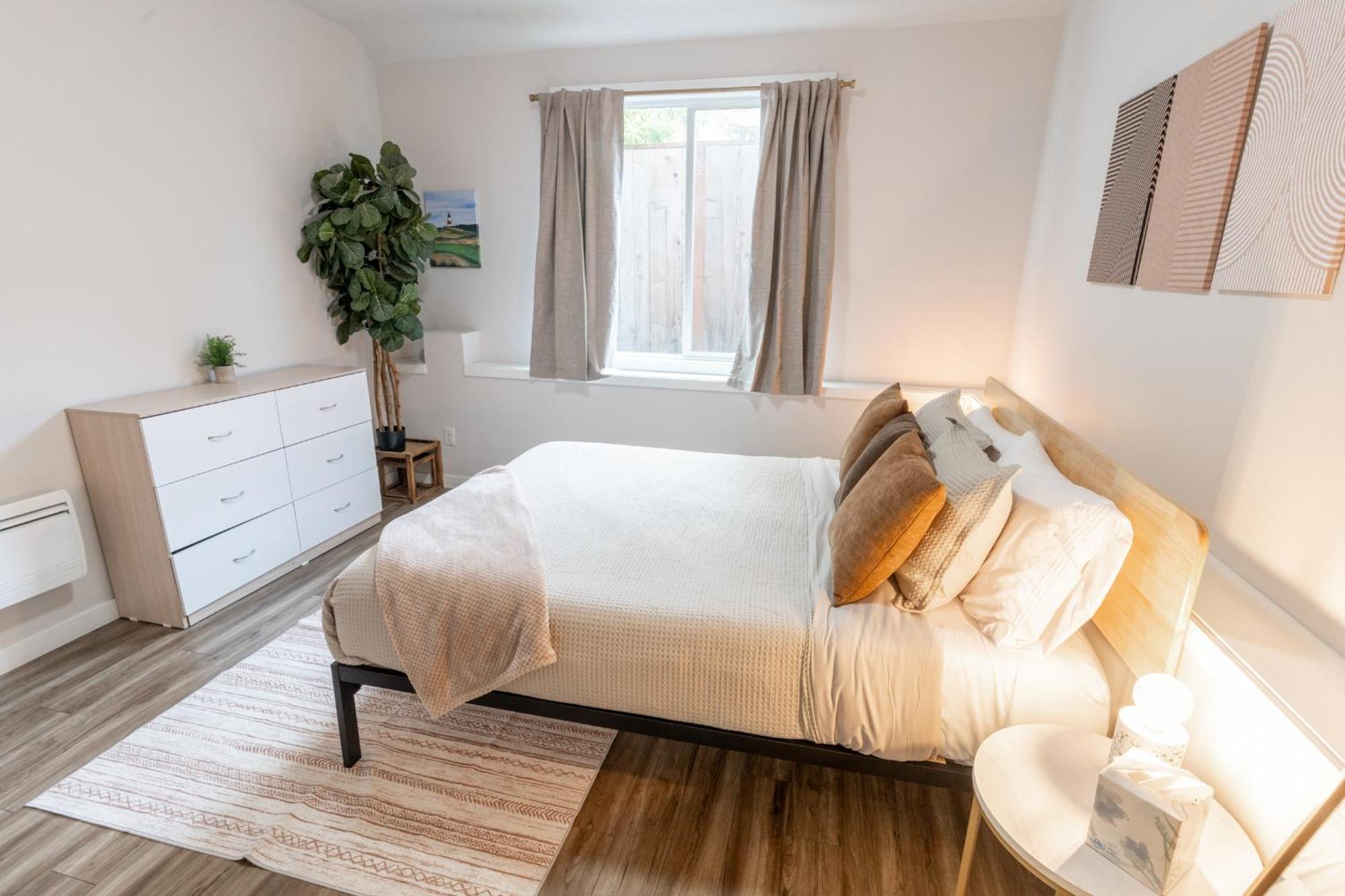 Walkable Next To Restaurants, Bars, And Shops!