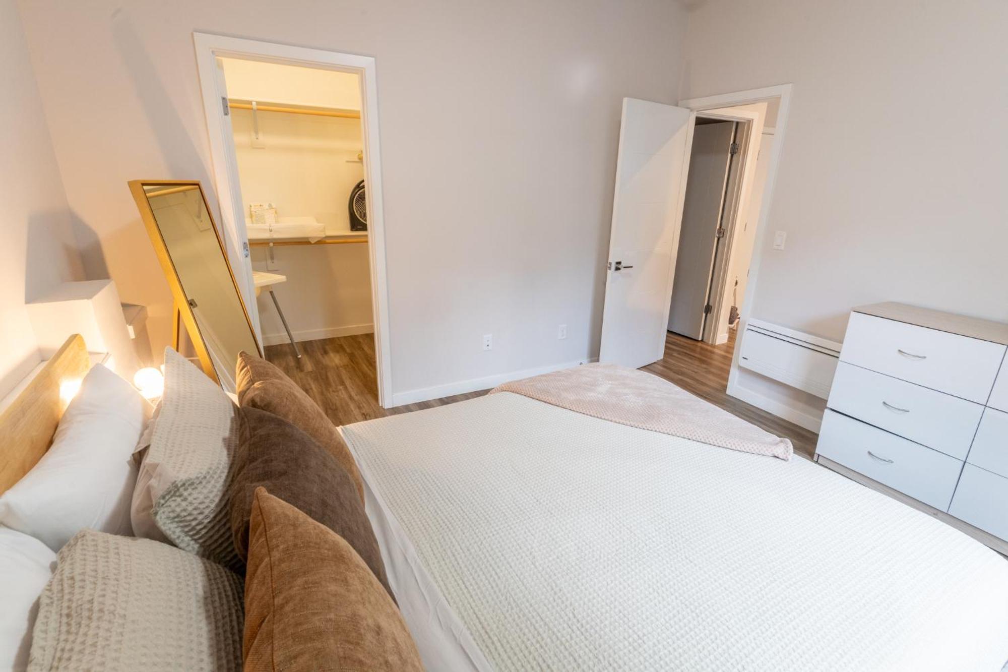 Walkable Next To Restaurants, Bars, And Shops! Holiday home